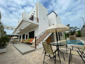 CASA AMPLIA CON PISCINA En SALINAS